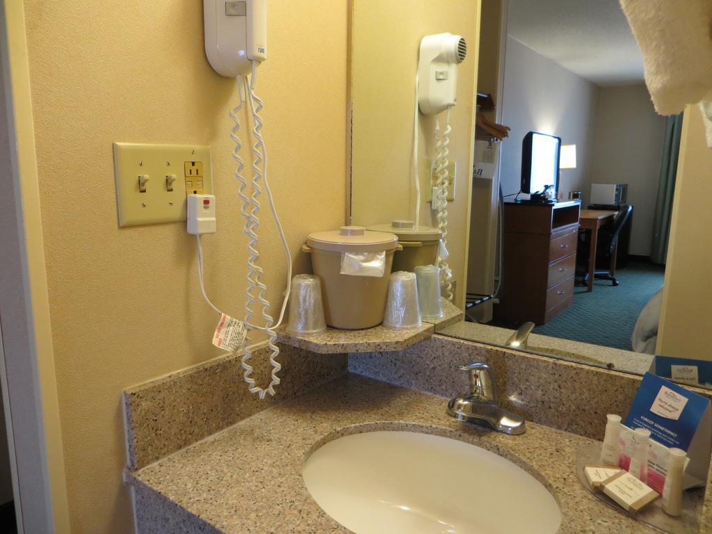 Hotel Baymont By Wyndham East 3*